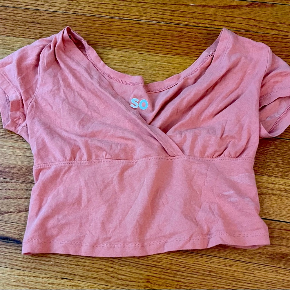 SO v-neck cropped tee